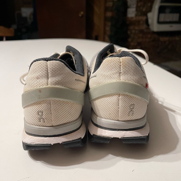 On Cloud Cloudsurfer Men’s Size 11.5 Light Gray Running Shoes Small Flaws - Picture 5 of 9